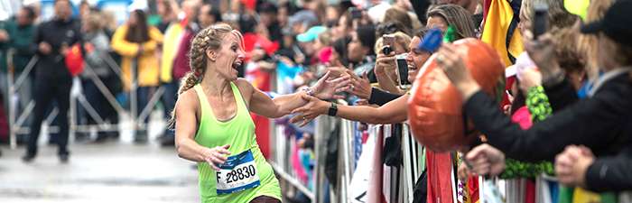 A runner greeting spectators at the 2018 Bank of America Chicago Marathon