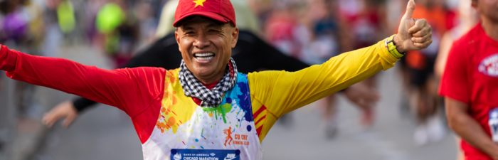 Participant giving a thumbs up during the 2025 Bank of America Chicago Marathon