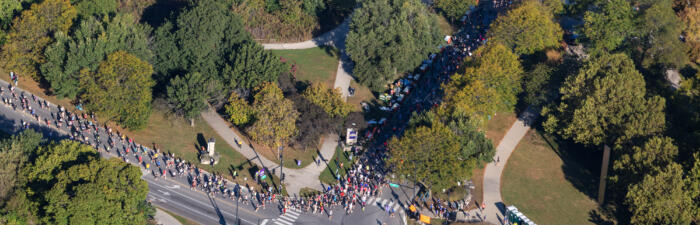 Aerial photo of participants running in Lincoln Park during the 2025 Bank of America Chicago Marathon